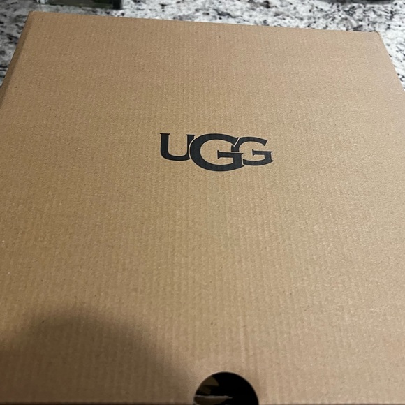 UGG Classic Short II - Picture 2 of 5